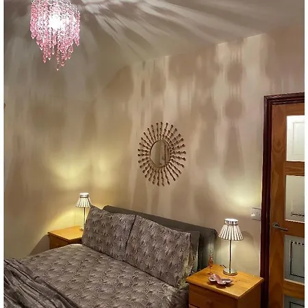 Detached With Picturesque Views בית נופש